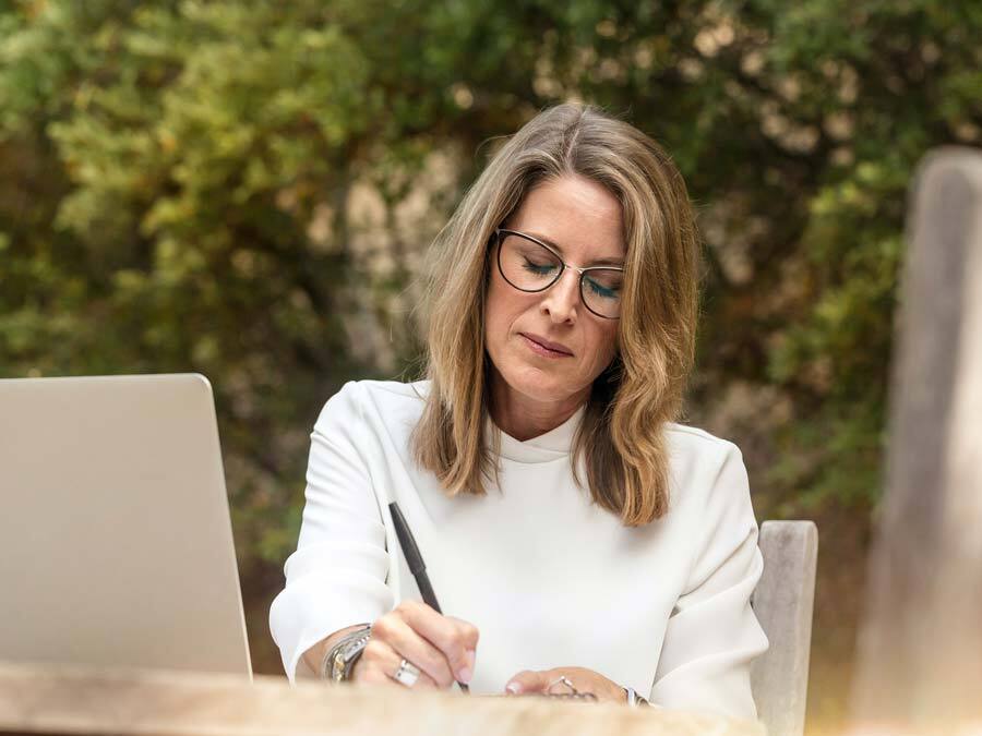 Eine Frau ändert handschriftlich ihre Patientenverfügung.