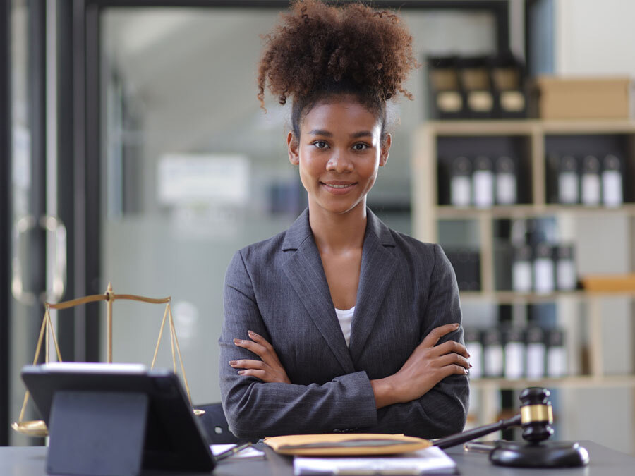 Eine junge Testamentsvollstreckerin schaut in die Kamera.