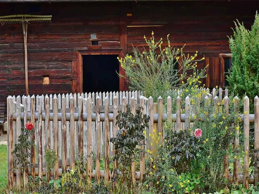 Eine Gartenlaube mit Zaun.