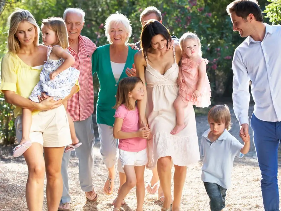 Eine große Familie geht spazieren.