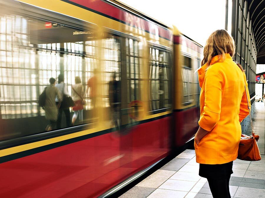 Eine Frau nutzt für den Arbeitsweg die öffentlichen Verkehrsmittel.