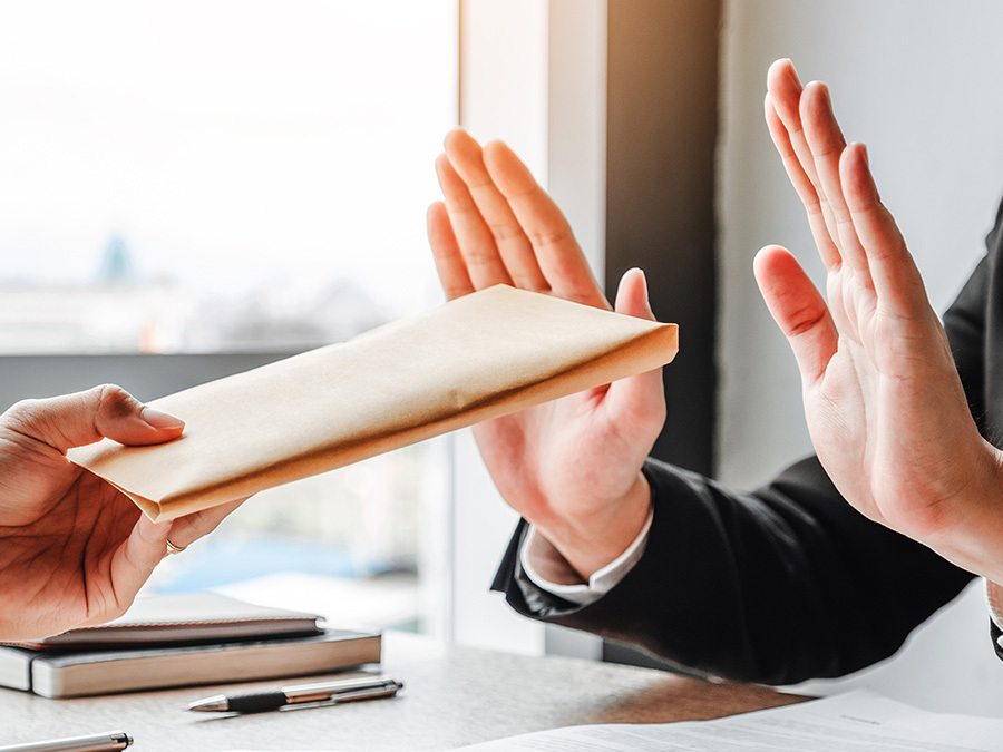 Ein Erbe lehnt einen Umschlag mit Geld ab.