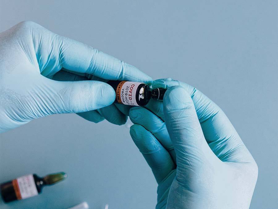 Ein Arzt bereitet die Impfung gegen Corona vor.