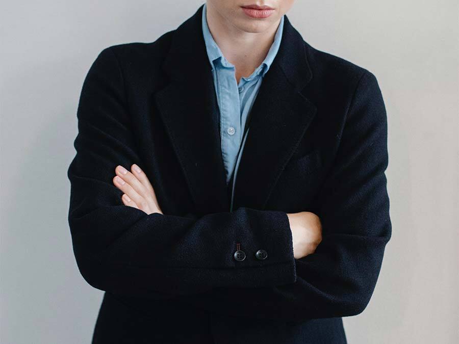 Arbeitgeber verschränkt die Arme. Er lehnt die Pflegezeit ab.