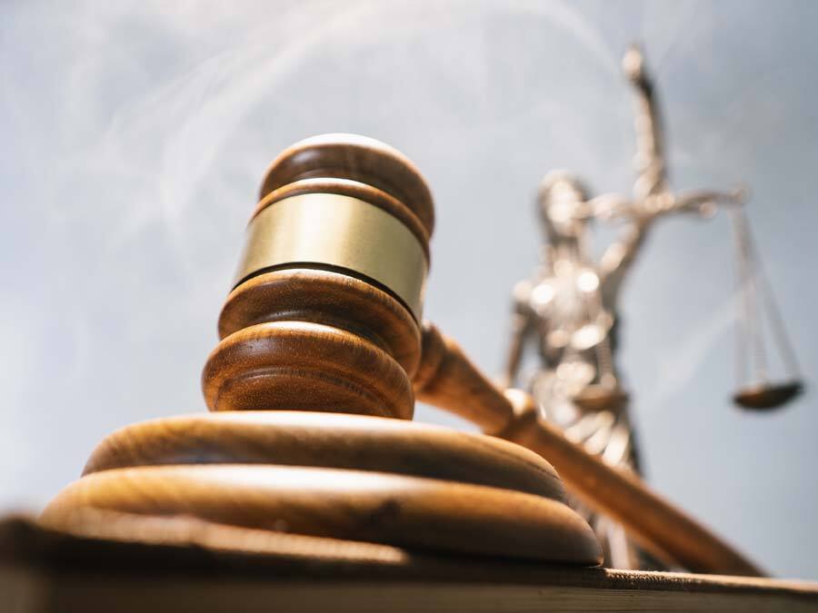 Ein Richterhammer symbolisiert, dass die Aufhebung einer Betreuung vom Gericht beschlossen wird.