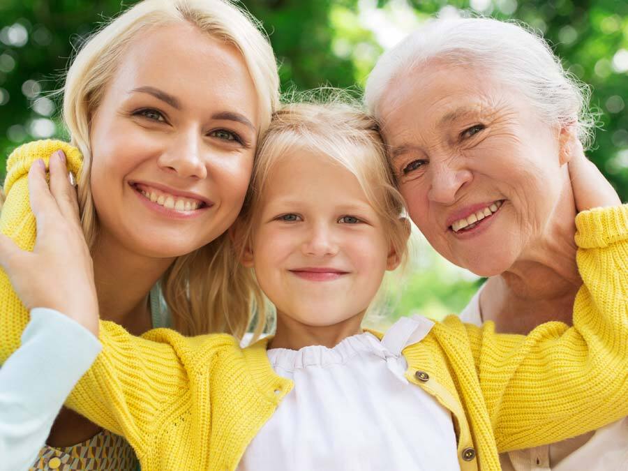 Mutter, Tochter und Enkelin überlegen denken an Ersatzerben.