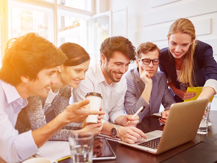 Kollegen gestalten eine "Über Uns" Seite