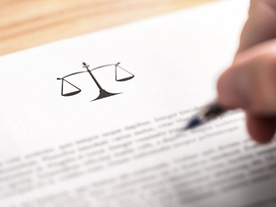 Ein Schriftstück liegt auf einem Schreibtisch. Es sind AGB.