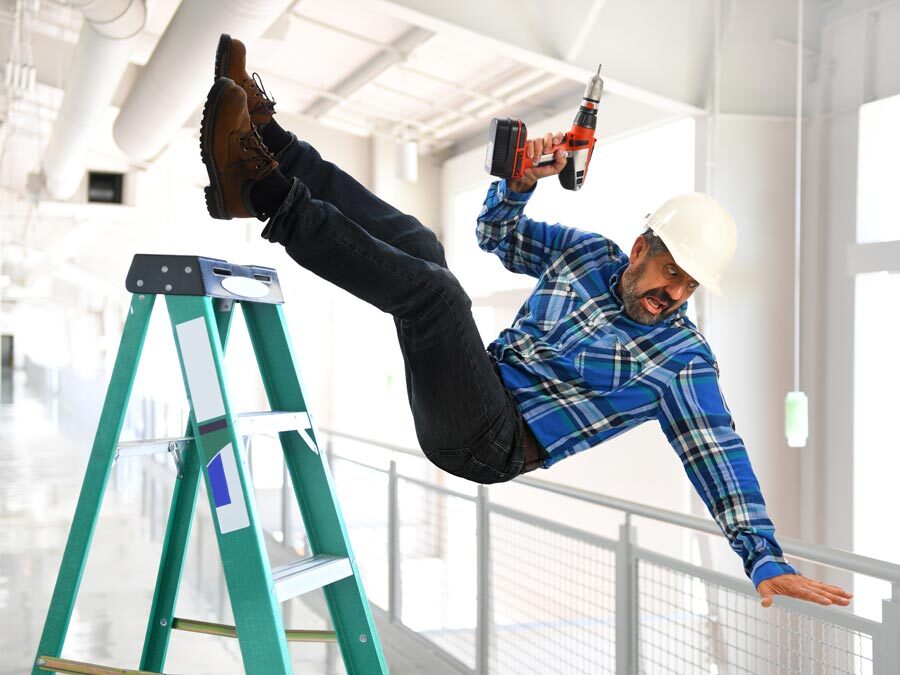 Arbeitsunfall: Ein Handwerker fällt von der Leiter mit einer Bohrmaschine in der Hand.